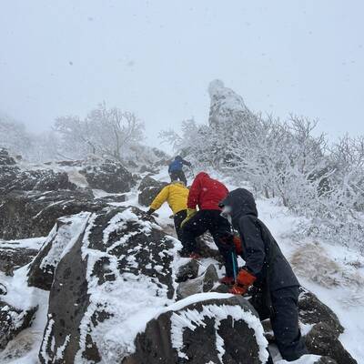 吹雪の中、見えない山頂を目指して頑張るゴレンジャー！