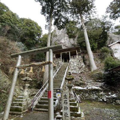 生石神社。社の後ろに鎮座する大きい岩！