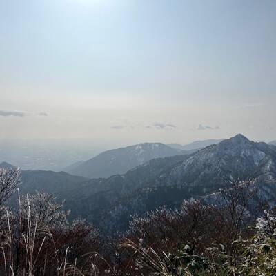 南側に鎌ヶ岳、入道ヶ岳が見えます。
