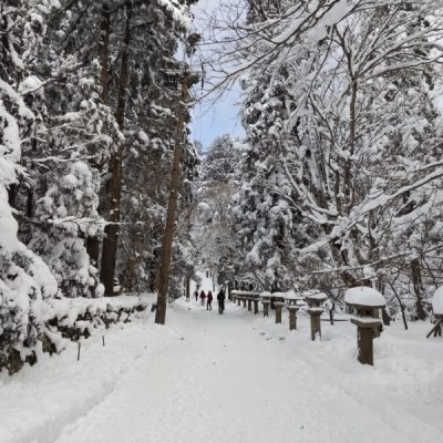 愛宕神社の社務所前。雪を目当てにしてか、たくさんの登山者でにぎわっていました。