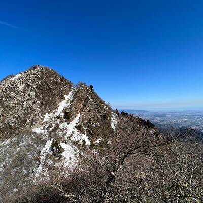 岳峠から北側に見える凛々しい鎌ヶ岳。