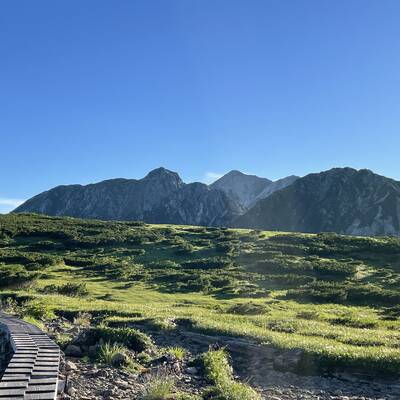 中央奥が雄山、登山道は獅子岳に登り左手の鬼岳の東斜面をトラバースし、その左手の龍王岳を西側から巻く様に付いている。
