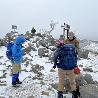 藤原岳山頂にて。寒いのでランチは山荘で