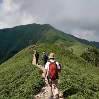 気持ちのいい稜線を歩く