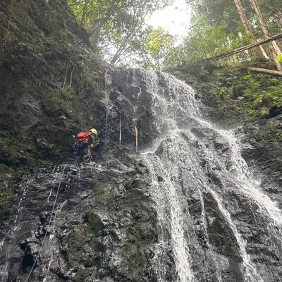 最後の滝。師匠がロープを確保してくださる。