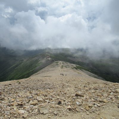 薬師岳避難小屋跡から薬師岳山荘を望む