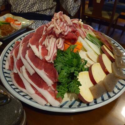 唐沢鉱泉の名物猪鍋。通常料理とは別に注文したが、食べきれないくらいの量。