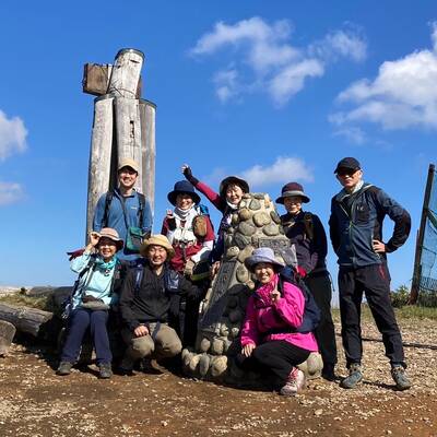 鉢伏山の山頂で。登ってくる方を待ち構えて撮っていただいた。