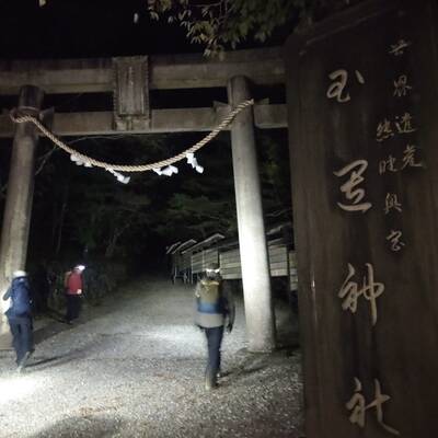 暗がりの中、玉置神社からスタート。