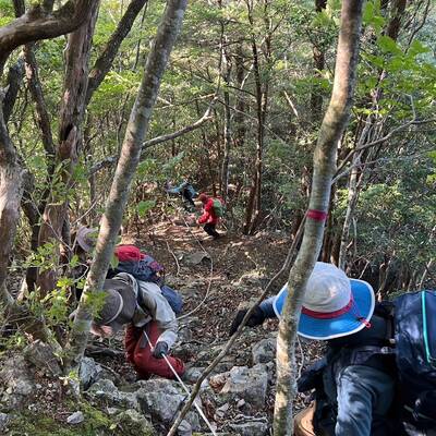 長い激下り。ロープを使いながら慎重に下る。