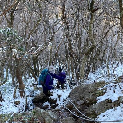 白髪岳山頂から北に向かって激下り