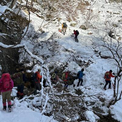 青ガレを登り始めて