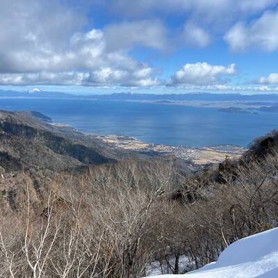 今日のご褒美。雪をかぶった伊吹山・霊仙山も。