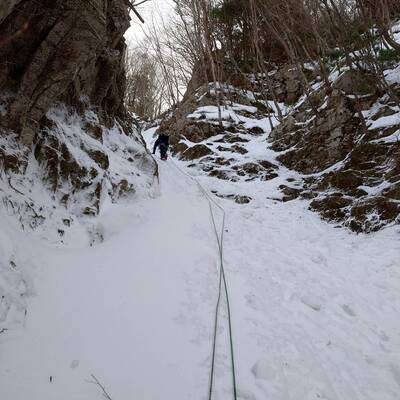 危ない急斜面はロープで確保してくださる。