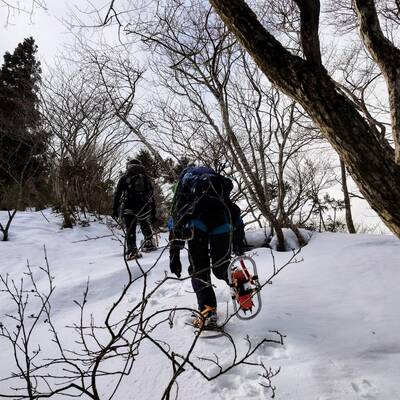 アイゼンのままワカン装着。