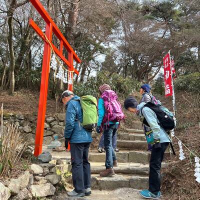 石宝殿でお参り