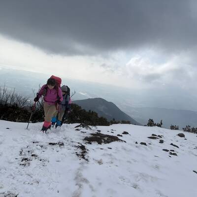 権現山頂近く、眼下に琵琶湖足元に積雪