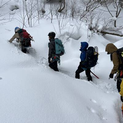 支稜の取り付きであたふた。今年の堂満ルンゼは雪が多いです♬