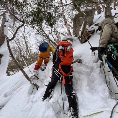 雪＆岩の乗り越え。アスレチック。