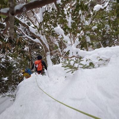 ロープ確保されていないことも知らず、急斜面の深雪を落ちるように降る💧