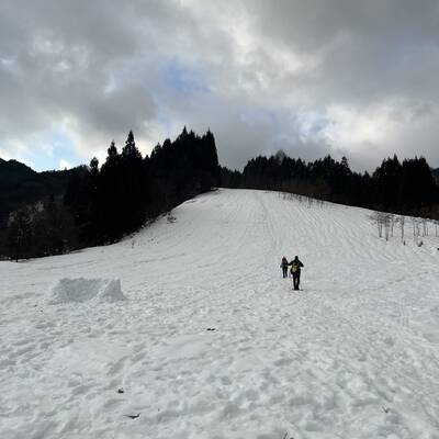 元スキー場のゲレンデを直登。下山時には、そり遊びをする親子連れで賑わっていた