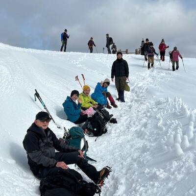 貝月山の風がよけられる吹きだまりでランチタイム。ぽかぽか暖かく。なんて幸せな時間！