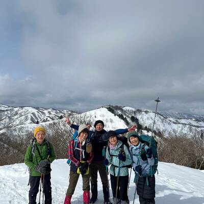 小貝月山の山頂。ここまでいくつもニセピークあり。ここで引き返そうかと協議するも、女性陣の力強さに負けて進むことに