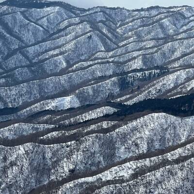 不思議な雪の模様がついて幻想的な山々。このまま下りたくない！と思えた絶景