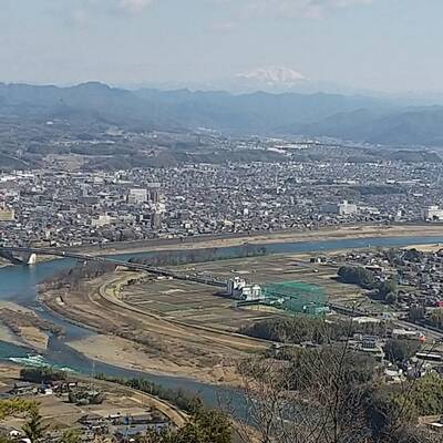 登山口から少し上がると木曽川から御岳などの大展望が広がる