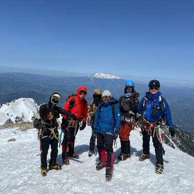 どーーーーん！乗鞍岳と記念撮影。皆、顔くろっ