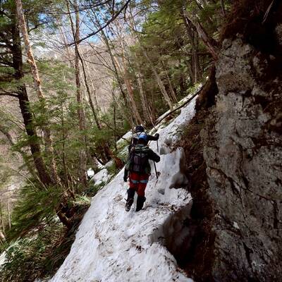 腐った雪面、踏み抜き注意
