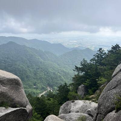 下界は晴れてそう☀️でも、今の季節、低山山行は曇っている方が助かる
