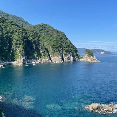 階段を降りていくと広がるキレイな海。双耳峰の青葉山も。