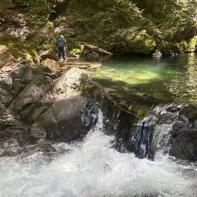 ニノ滝上部の渡渉。水流が早いので、慎重に。