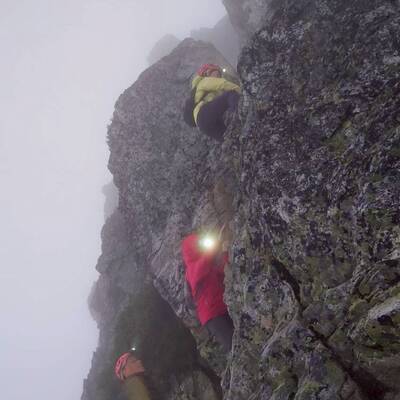 暗がりの中山頂に向かう５人