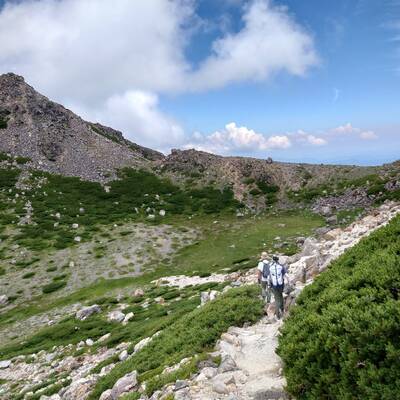 御前峰を下り、立入禁止の剣ヶ峰を前に。落石注意。