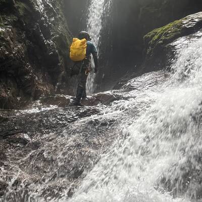 流れの早い滝を登る。