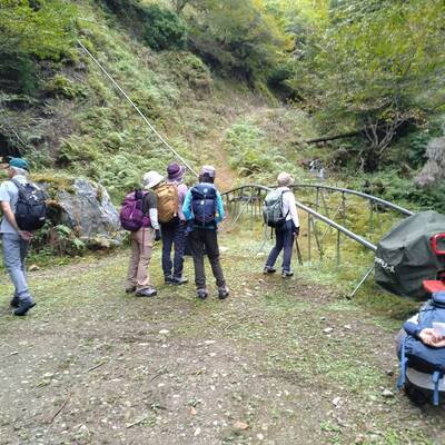 林道終点。モノレールの先に登山道が