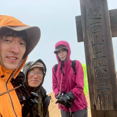 越百山の山頂は、すごい風雨で寒かった。