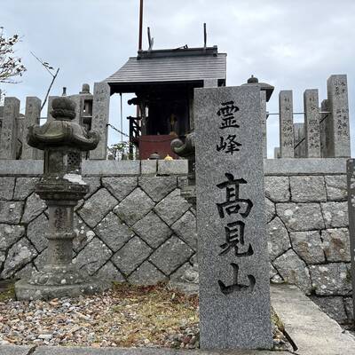 高見山山頂の社。