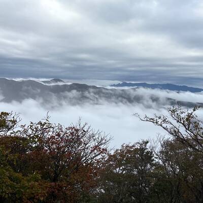 雲海から浮かび上がる大峰の山々。