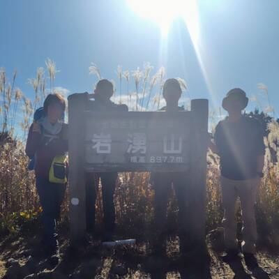 岩湧山の山頂で集合写真。逆光で良く見えないけど、背景にススキ良い感じ。