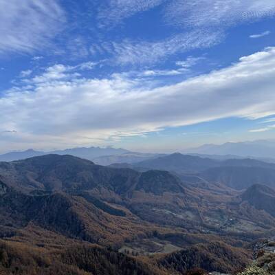 王ヶ鼻より、八ヶ岳、富士、南アルプス、中央平な部分が車山高原