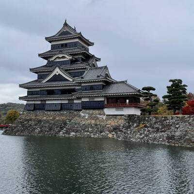 月見櫓のある天守閣、黒くてかっこええ~