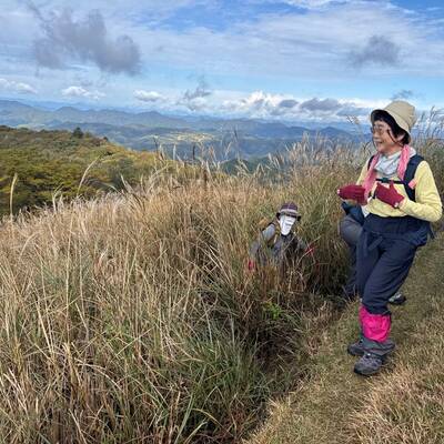 すすきから抜けると、やった！頂上だ！