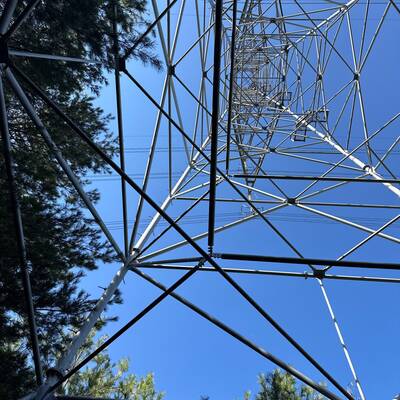 地図上もしっかりと電線の下にいます