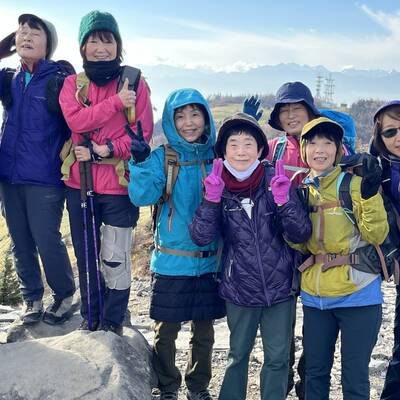 王ヶ頭にて山活女子軍団、初冬の美ヶ原に花を添える?バックは王ヶ鼻と保高連峰(さすが師匠撮影✌)