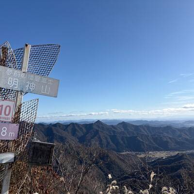 明神山頂から七種山塊の峰々が見えます。