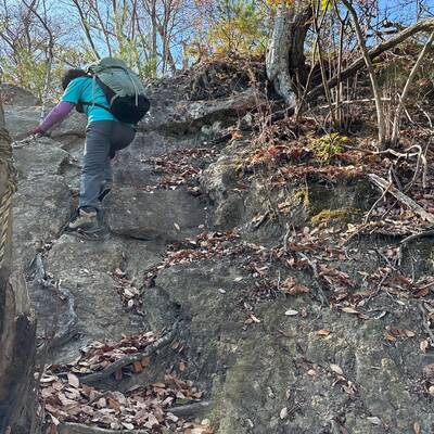 Aコースの岩場の急な下りが続きます。慎重に。