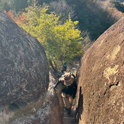 狭い岩の階段を登ります。